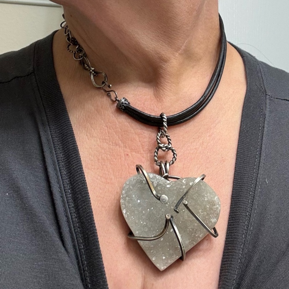 Sterling silver / substantial Druzy  Heart leather choker - Picture 4 of 14